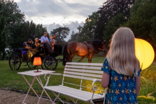 Kutsche mit Musikern Garten Möbel Leuchtballon kleine Tischleuchten Mädchen 