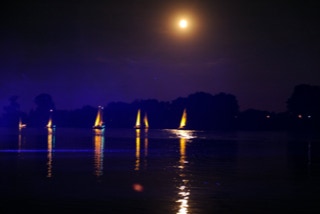 kleine Segelboote Mondlicht Stimmung Elbe bei Nacht Elbhangfest