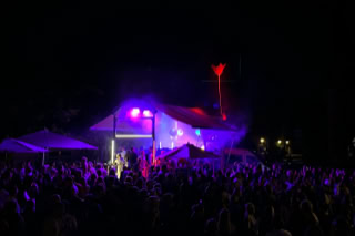 Die Roseninsel ist eine rollende Bühne mit eigener Technik, ein verzaubernder, mobiler Veranstaltungsort mit Bar, Tanzfläche und ausfahrbarem Dach – flexibel einsetzbar und voll ausgestattet.