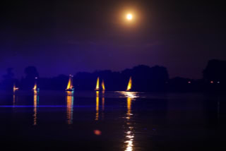 kleine Segelboote Mondlicht Stimmung Elbe bei Nacht Elbhangfest