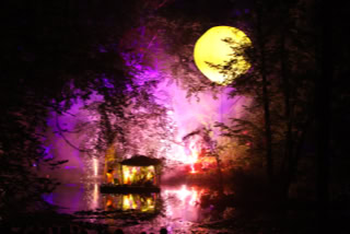 Inszenierung russische Bären Schlössernacht Mond Schwimmbühne